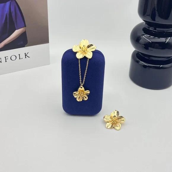 Elegant Gold Floral Jewelry Set - Picture 3 of 6